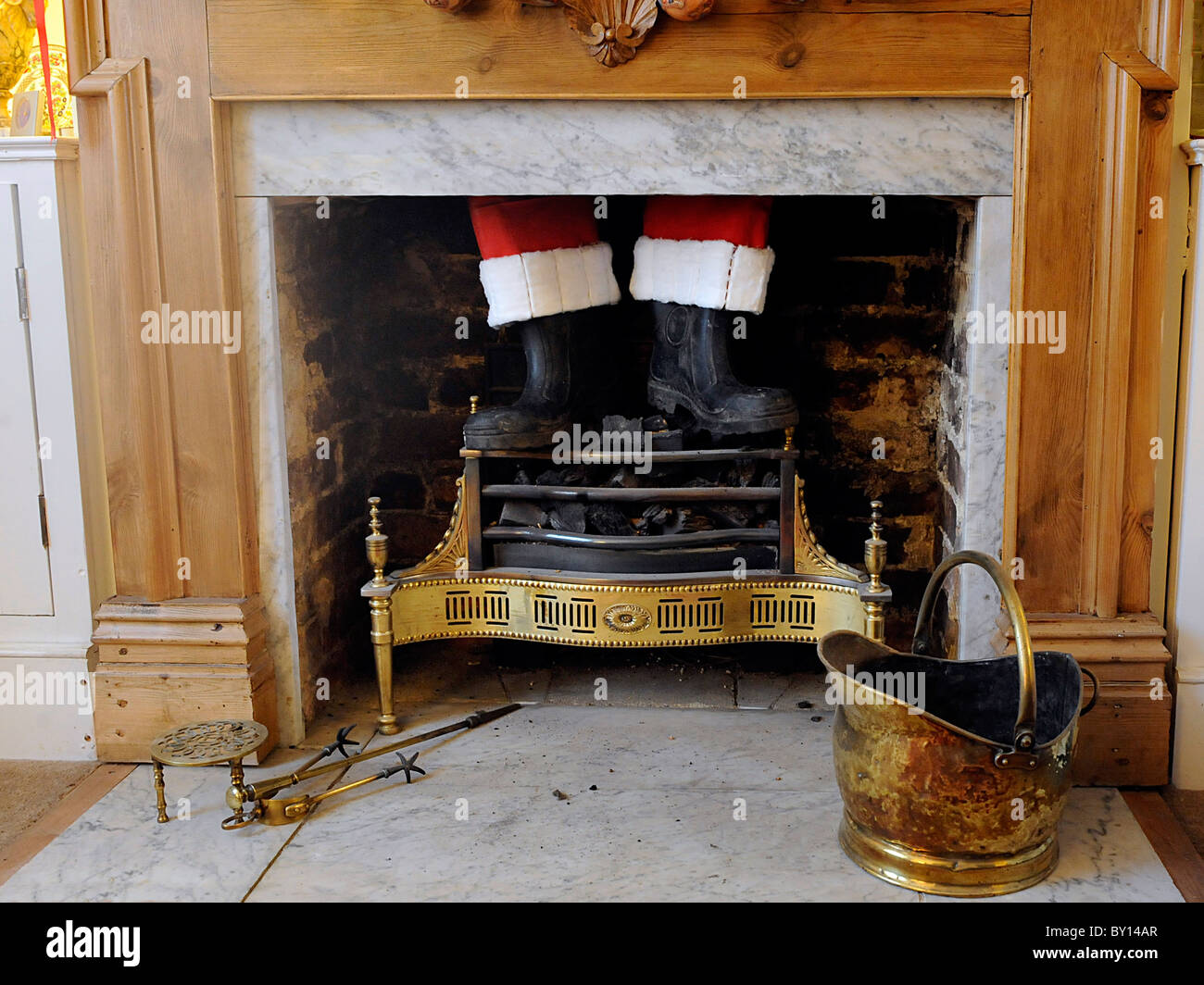 Père Noël dans la cheminée. Banque D'Images