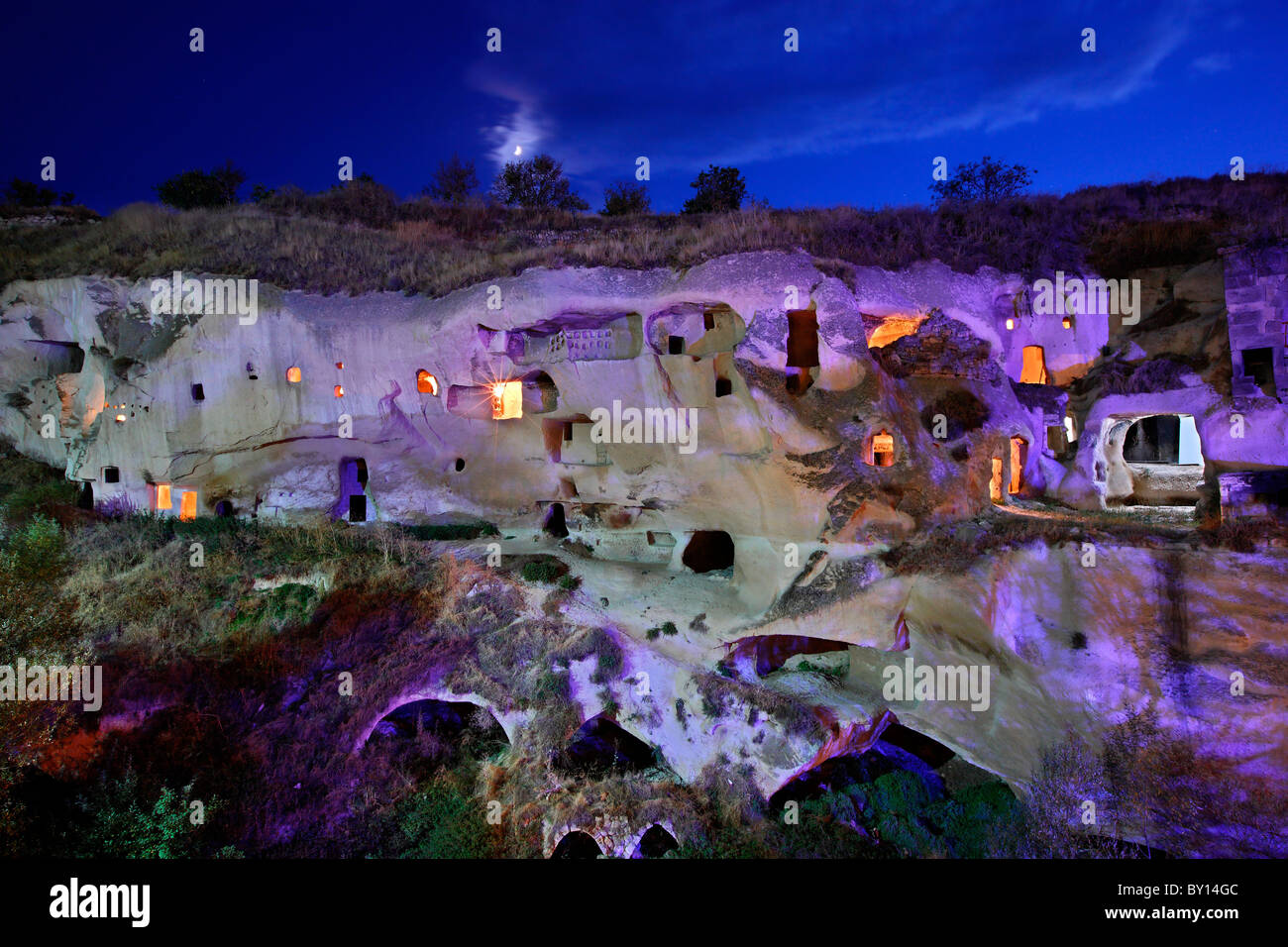 La Cappadoce. Certains 'cavehouses» rock (cut) dans une belle vallée à côté d'Ayvali village. Banque D'Images