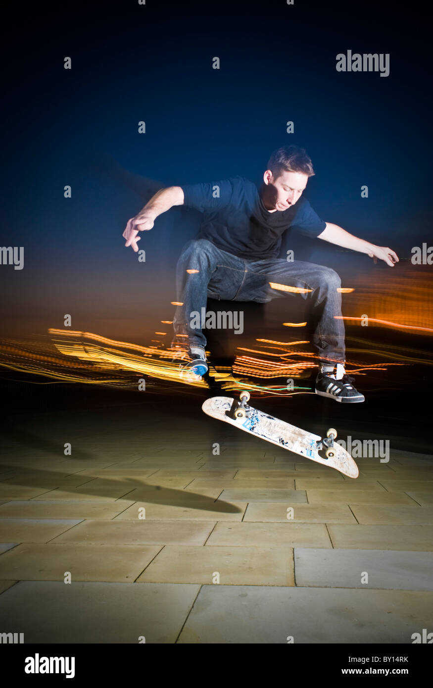 La planche, Skateboard, Flip,city, Londres, lumières,lumière, lumière de  rue, ciel de nuit, nuit, fun Photo Stock - Alamy