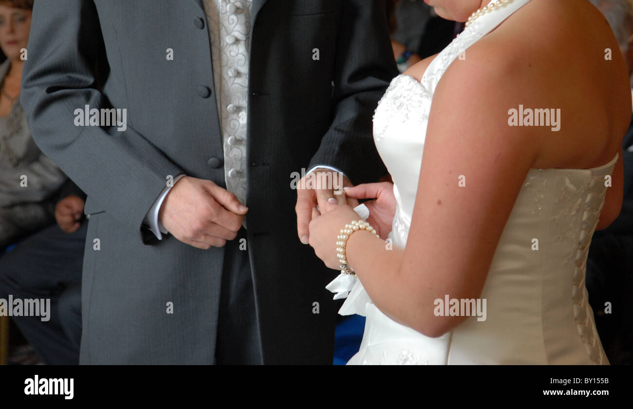 Bride and Groom holding hands en tenant des Vœux de mariage et l'échange de joints toriques Banque D'Images