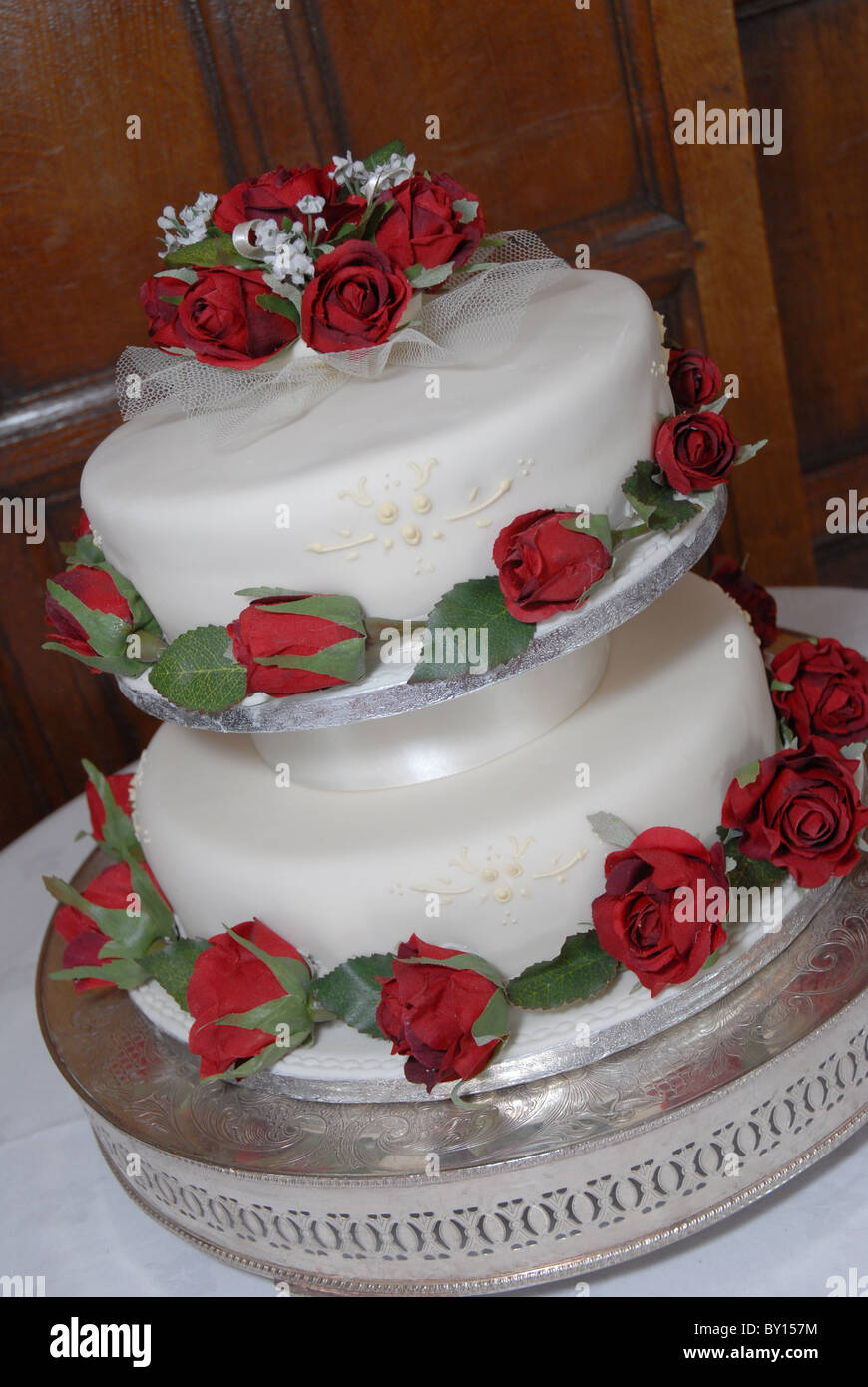 Deux gâteau de mariage décoré avec des roses rouges Banque D'Images