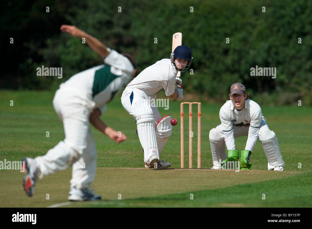 Samedi, 28 août 2010. Match de cricket anglais, Bowler et batteur en action. Banque D'Images