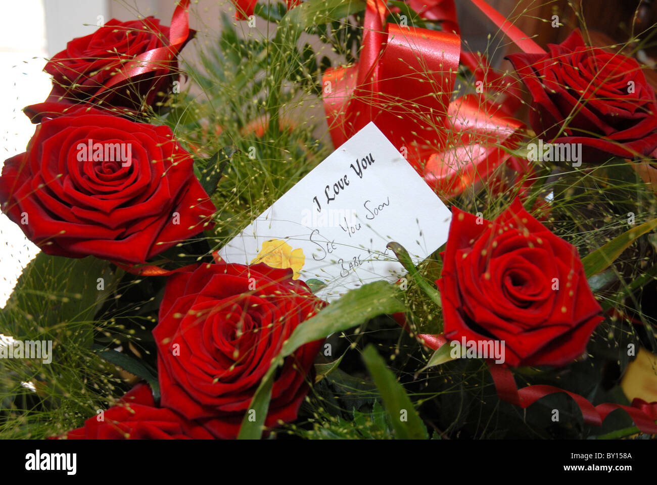 Des fleurs de mariage avec message d'amour à partir de Groom remis à Madame en jour du mariage matin. Banque D'Images