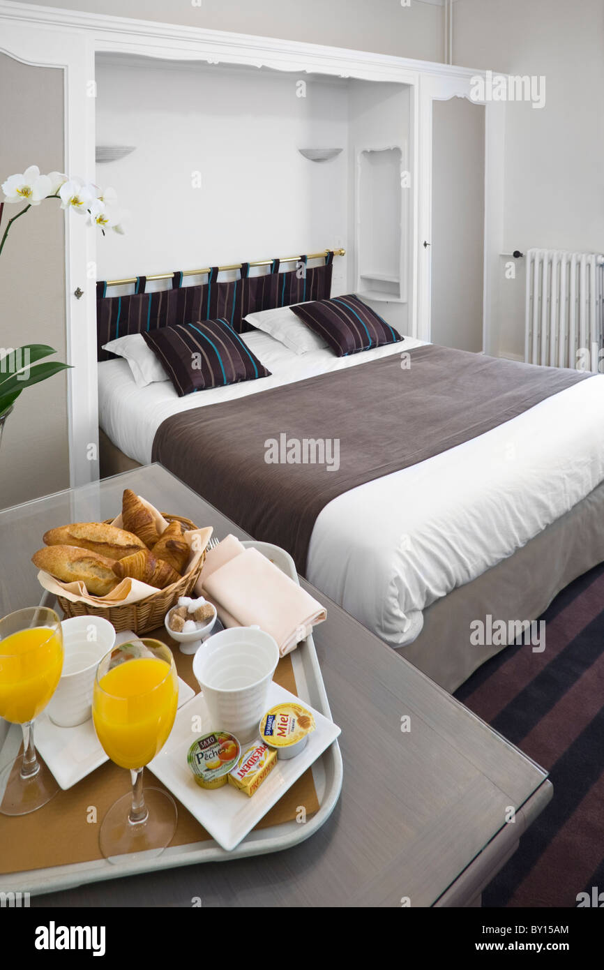 Un hôtel chambre double avec petit déjeuner plateau (France). Chambre d'hôtel  avec un petit déjeuner plateau (France Photo Stock - Alamy