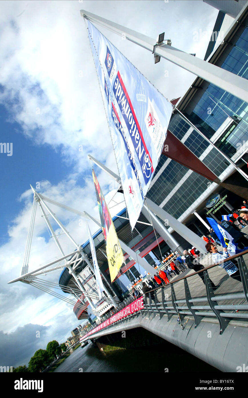 Une foule marcher vers le Millennium Stadium, Cardiff. Banque D'Images