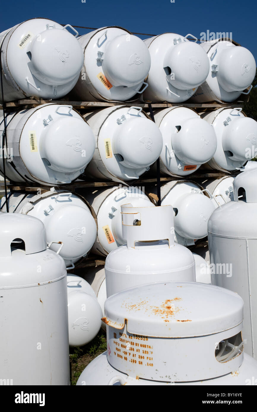 Gaz Propane cannisters sont juxtaposés à un Marchands de combustible mise en place. Banque D'Images