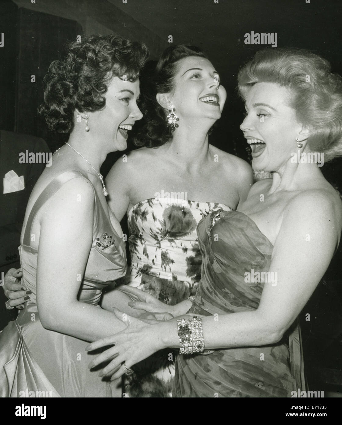 L'actrice Zsa Zsa Gabor Hungarian-American avec actrices Kathryn Grayson blagues à gauche et Ann Miller à propos de 1955 Banque D'Images
