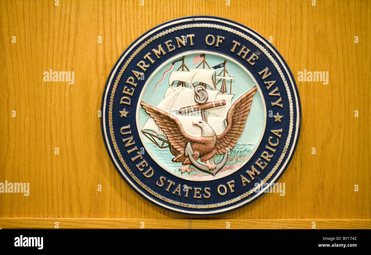 Dans l'emblème de la marine des États-Unis accrochées sur un podium. Banque D'Images