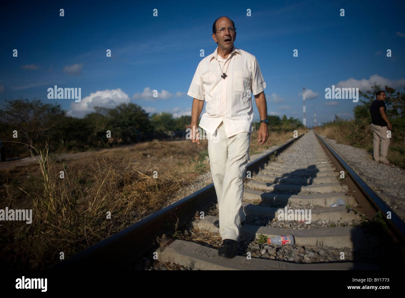 Prêtre catholique, Alejandro Solalinde promenades dans la ligne de chemin de fer à Ixtepec, État de Oaxaca, Mexique. Banque D'Images