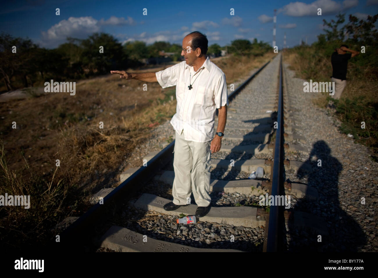 Prêtre catholique, Alejandro Solalinde promenades dans la ligne de chemin de fer à Ixtepec, État de Oaxaca, Mexique. Banque D'Images