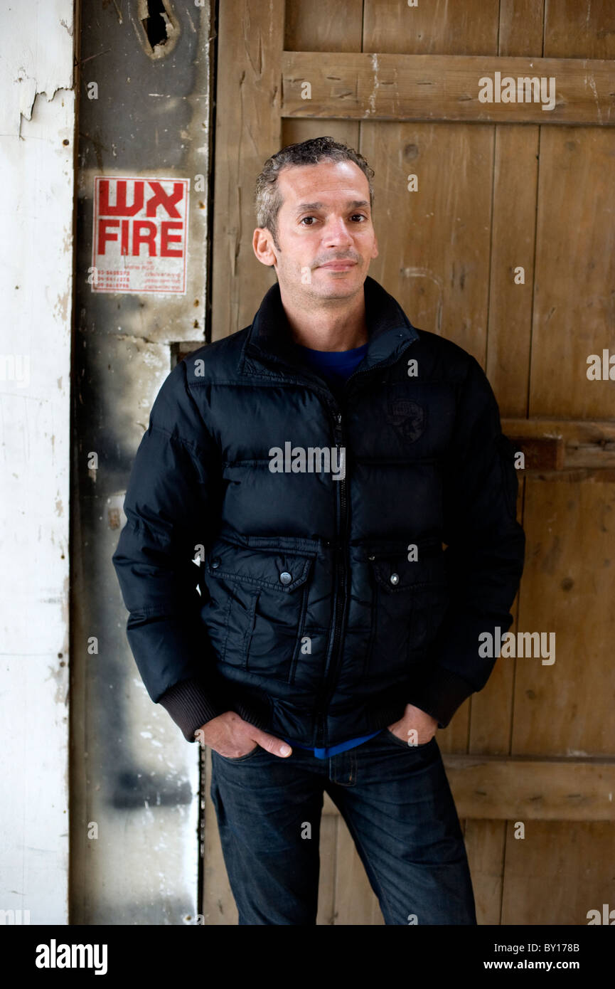 L'homme dans son 40s en situation urbaine portant des vêtements décontractés à la mode Banque D'Images