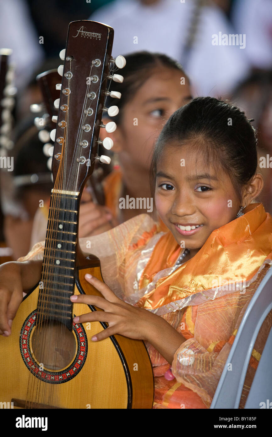 Un jeune guitariste philippines lors d'un événement à Mansalay, Oriental Mindoro, Philippines. Banque D'Images