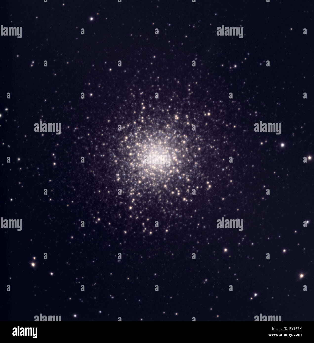 Image télescopique de Messier 13, le grand amas globulaire situé dans la région de Hercules. Banque D'Images