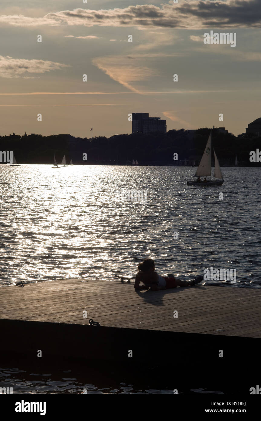 Détente sur une soirée d'été sur la Charles River à Boston MA. Banque D'Images