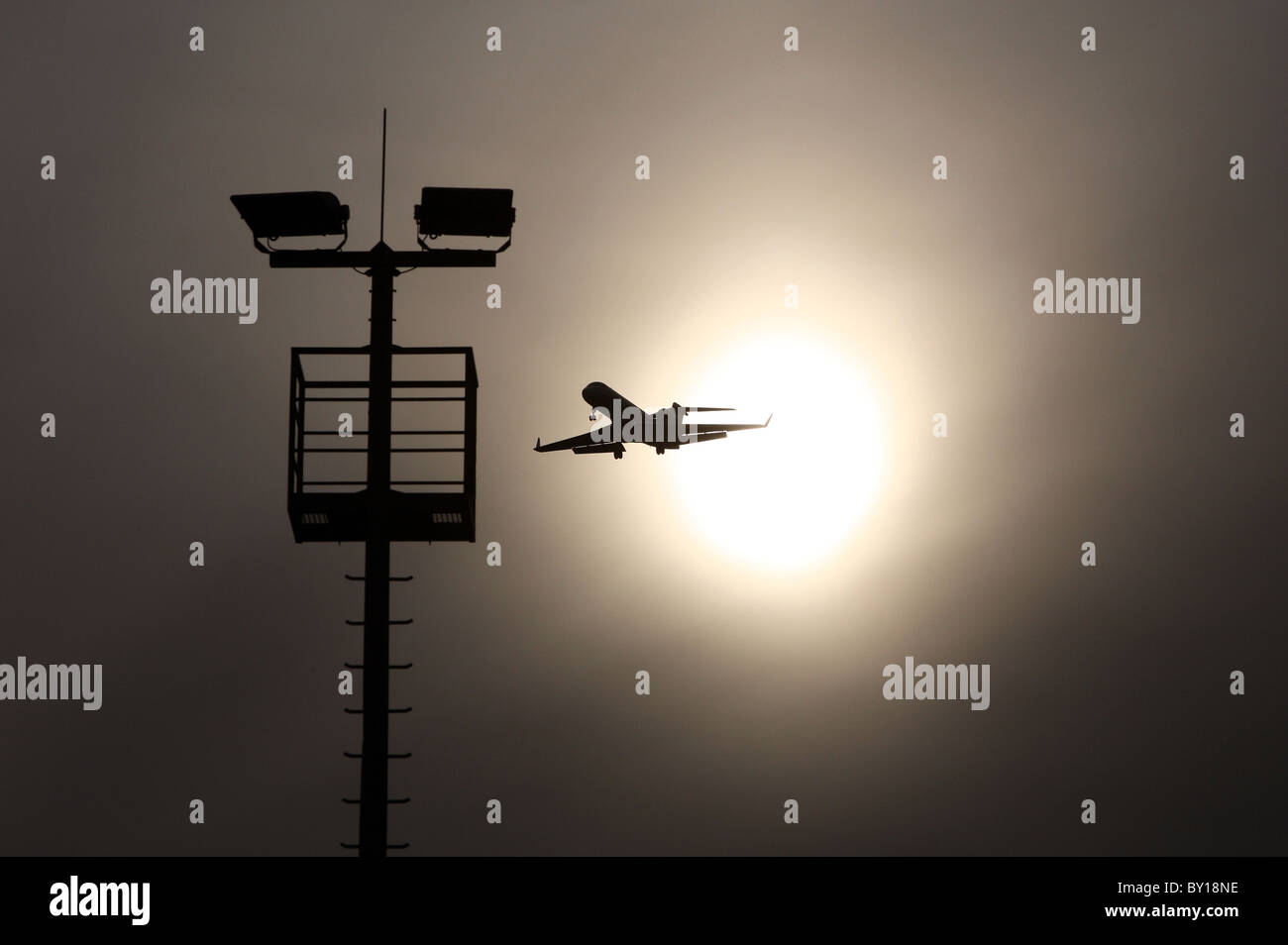 Un avion de passagers peu après le décollage avec le soleil en arrière-plan Banque D'Images