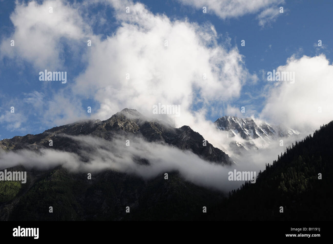 Pinceau nuages contre la haute montagne dans l'Himalaya Indien Banque D'Images