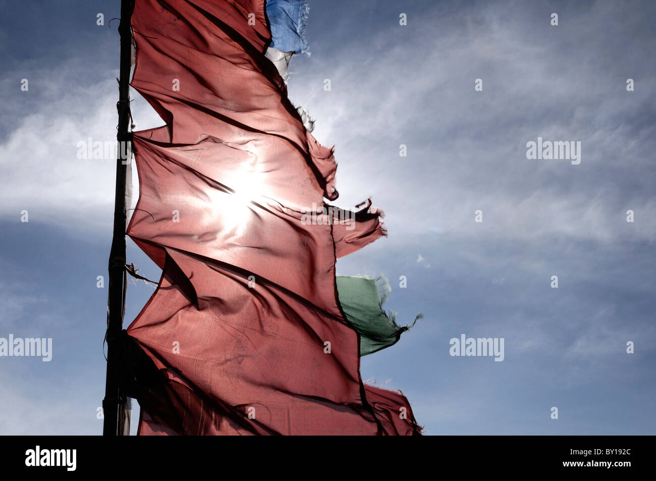 Le style tibétain drapeau de prière en Spitit Vallée, l'Inde. Banque D'Images Le style tibétain drapeau de prière en Spitit Vallée, l'Inde. Banque D'Images
