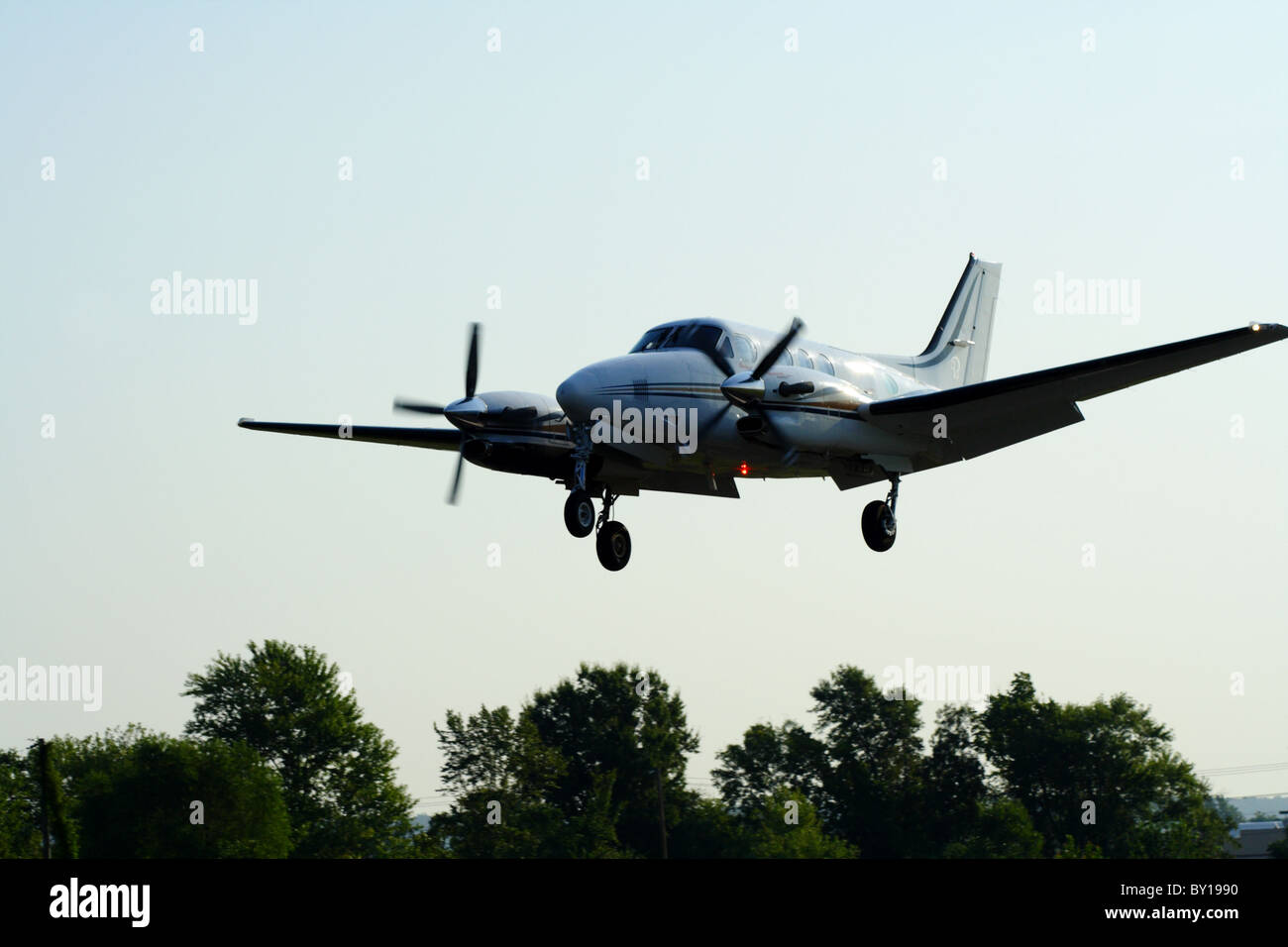 Secteur prop avion Beechcraft King Air C90A s'approche de la piste à Cantrell Champ. Banque D'Images
