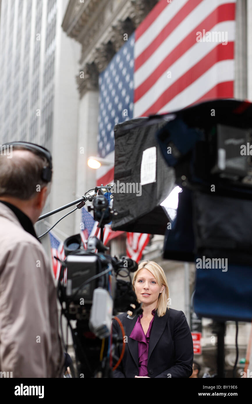 La couverture des nouvelles en face de NYSE, New York City, États-Unis d'Amérique Banque D'Images