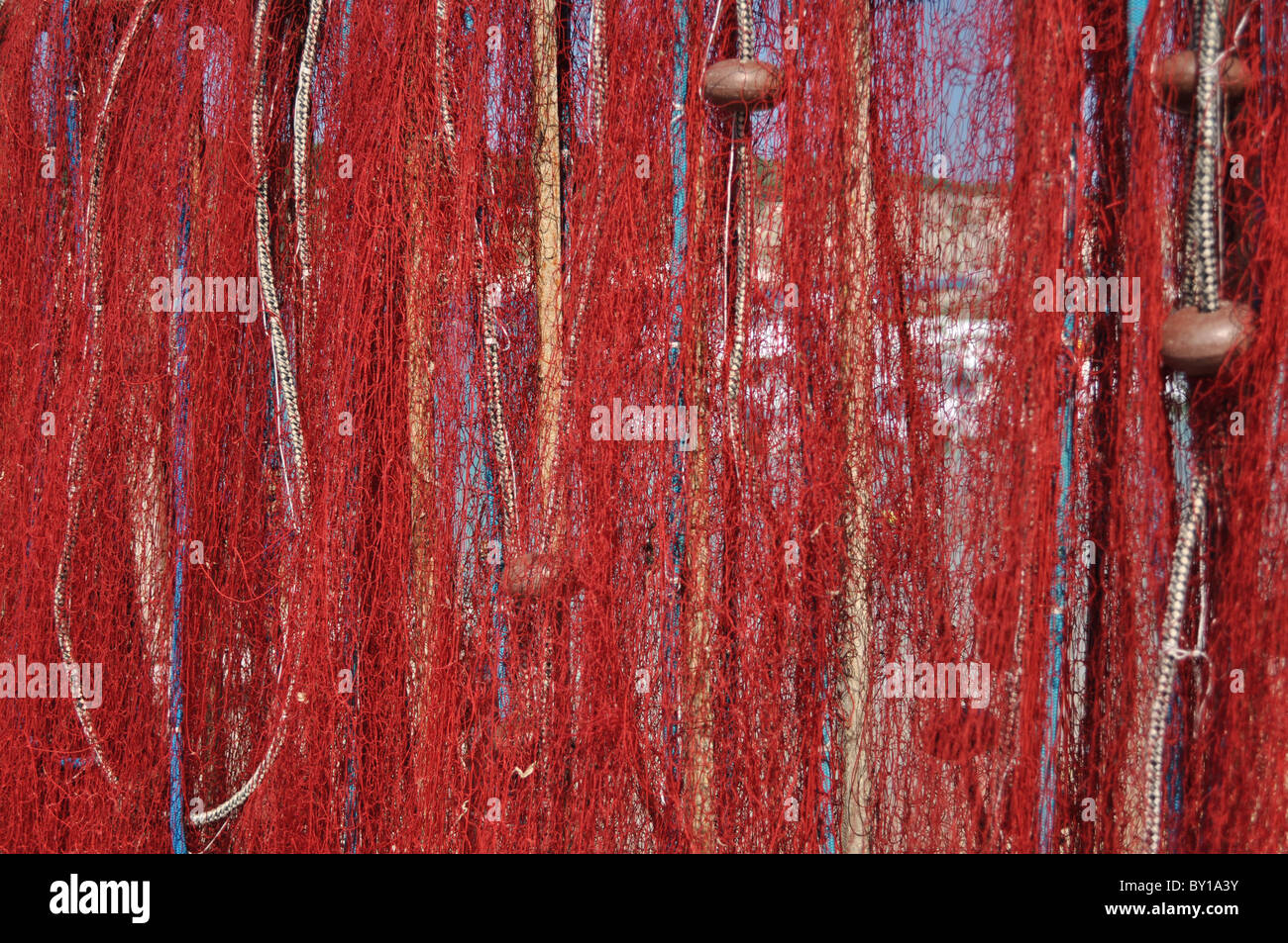 Filet de pêche rouge dans une île de la Méditerranée Banque D'Images