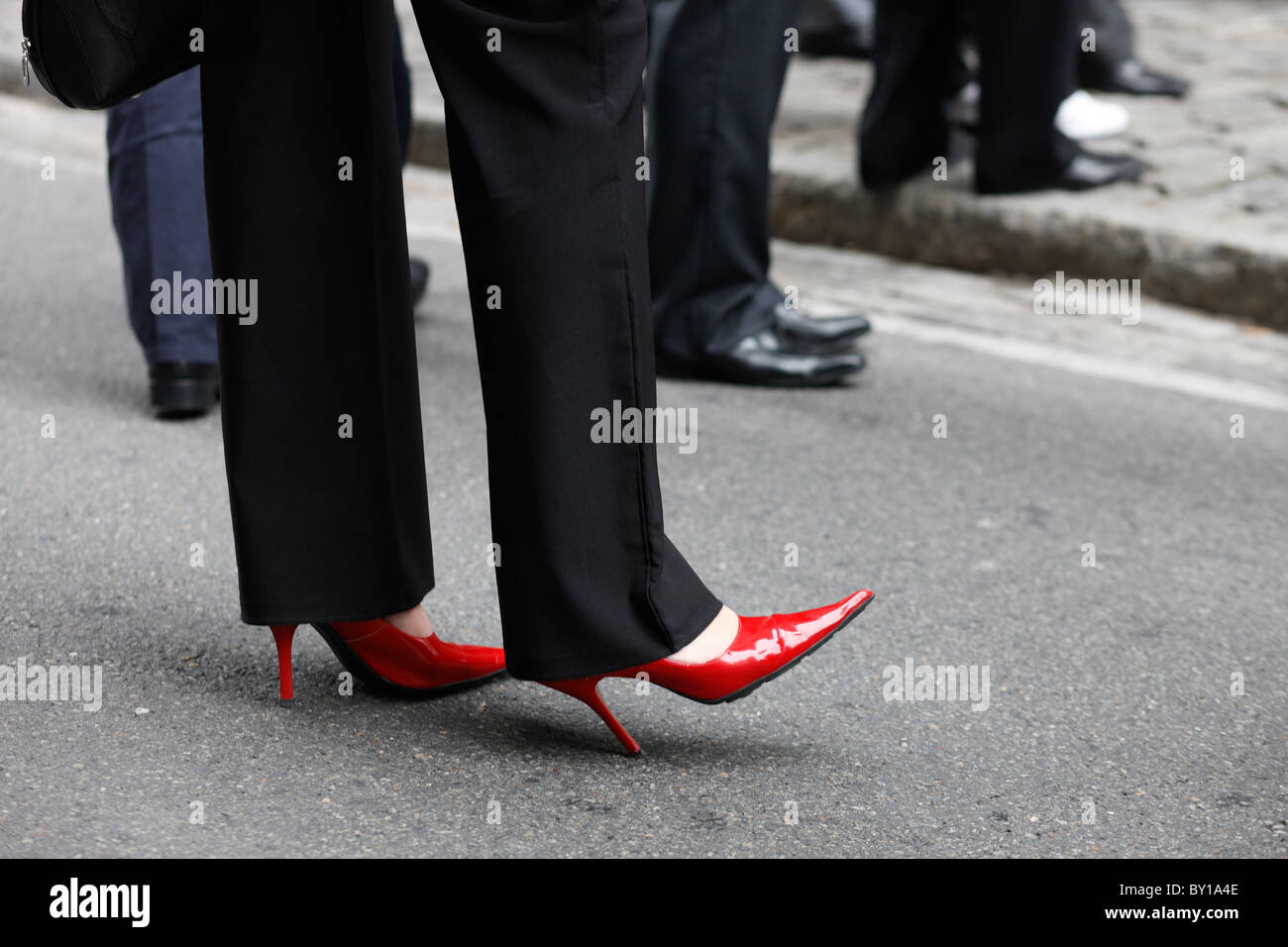 Personnes debout sur Wall Street, New York City, États-Unis d'Amérique Banque D'Images