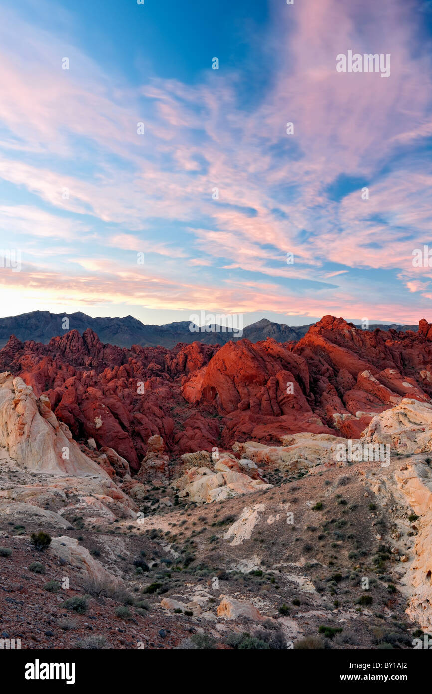 Lever du soleil nuages dérive sur Fire Canyon dans la Vallée de Feu du Nevada State Park. Banque D'Images