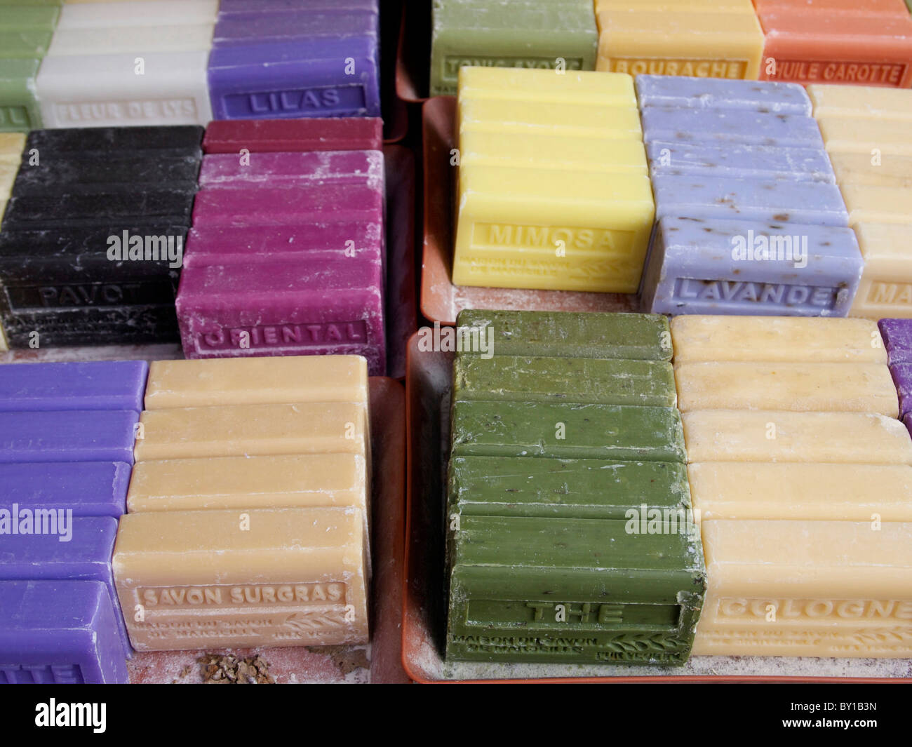 Barres de savon colorées sur un marché provençal. France. Banque D'Images