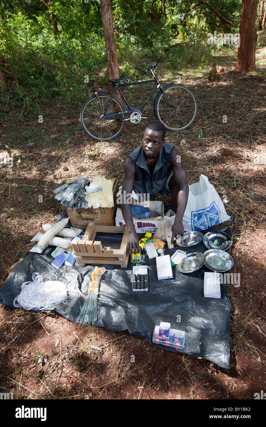 MECATI FORÊT, MOZAMBIQUE, Mai 2010 : Lucas, Juau 22, avec son magasin mobile dans la forêt. Il a parcouru pendant trois heures à partir de Banque D'Images