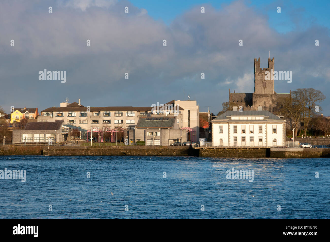 Limerick City Hall sur la gauche et sur la droite les palais de la cathédrale St Mary à l'arrière. République d'Irlande Banque D'Images