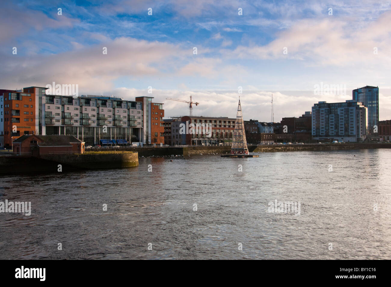 Bâtiment moderne sur la rivière Shannon à Limerick, République d'Irlande Banque D'Images