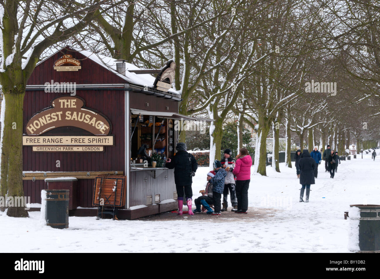 File d'attente pour les clients au cours de l'hiver chaud saucisses de neige dans le parc de Greenwich, Londres du sud. Banque D'Images