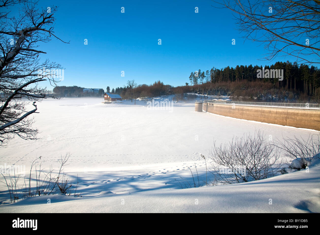 Lac gelé au milieu de l'hiver Banque D'Images