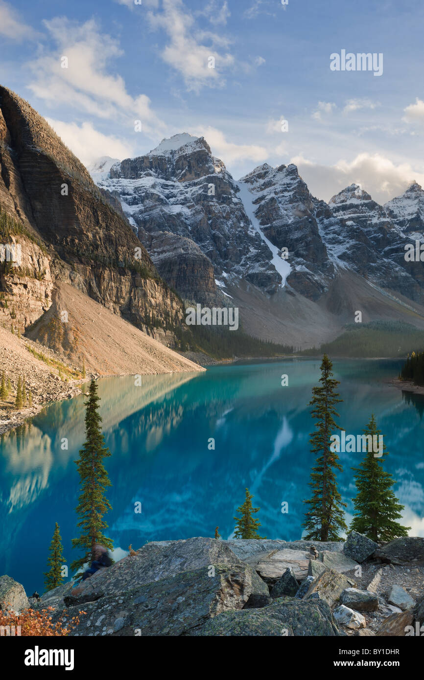 Avis de pics Wenkchemna de la rive du lac Moraine, parc national Banff, Alberta, Canada Banque D'Images