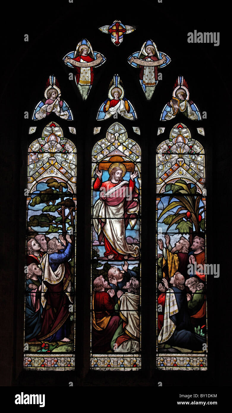 Un vitrail représentant l'Ascension de Jésus, l'église paroissiale de St Peter, Radway, Warwickshire Banque D'Images