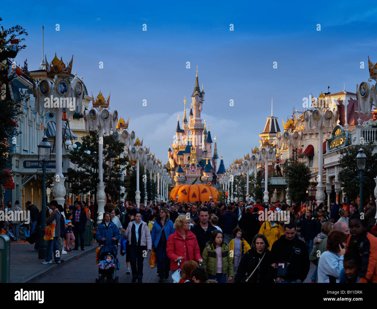 Main Street USA avec foule immense et le château magique en arrière-plan à Eurodisney près de Paris France Banque D'Images