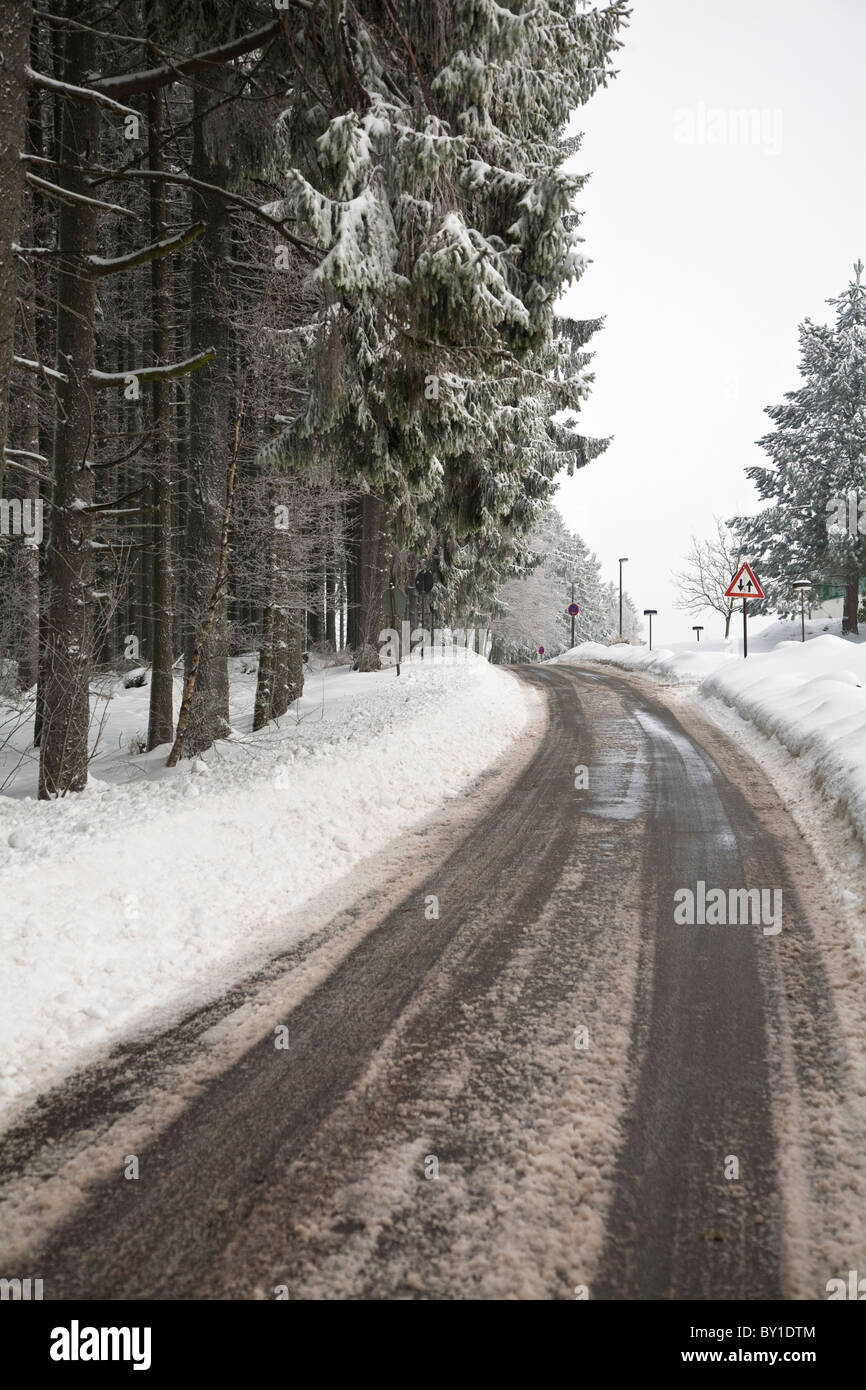 Route glacée à travers un paysage hiver Banque D'Images