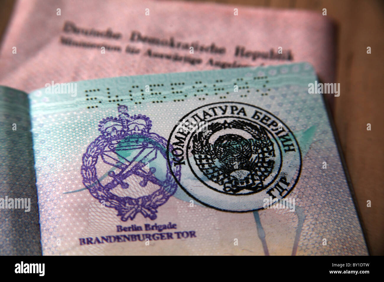 Frontière faux timbres dans un passeport ; Checkpoint Charlie, Berlin à l'ancien point de passage entre les secteurs de l'Alliance et de la Russie Banque D'Images