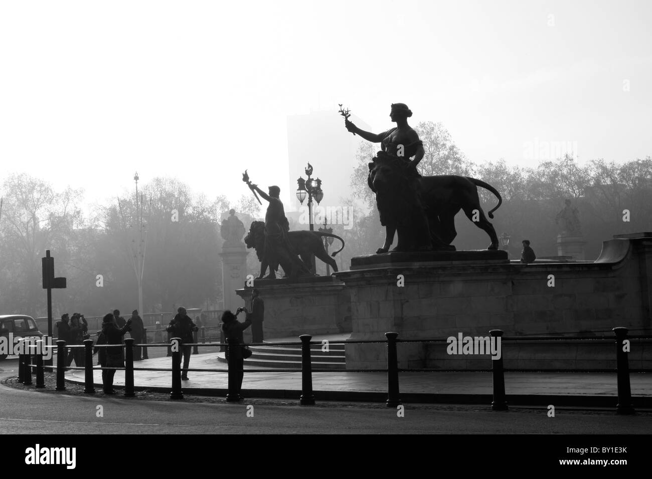 Avis de Misty lion de sentinelles et le Queen Victoria Memorial sur Buckingham Palace, St James's Place, London, UK Banque D'Images