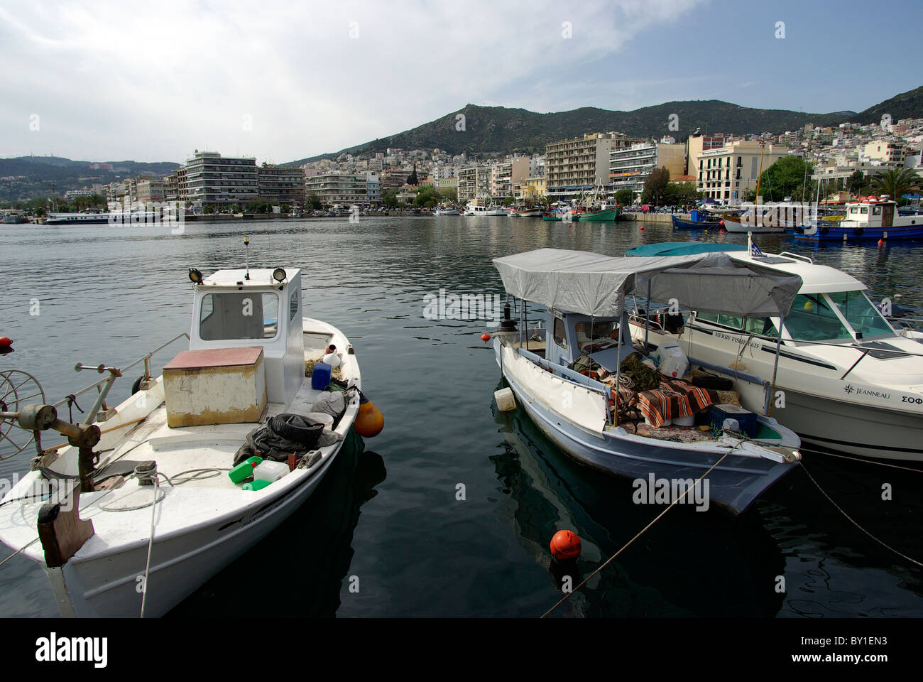 Bateaux de pêche dans le port de Kavala, Grèce Banque D'Images