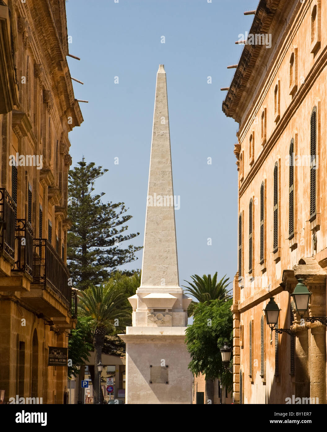 Obélisque et bâtiments de la vieille ville, Ciutadella, Menorca, Espagne. Banque D'Images