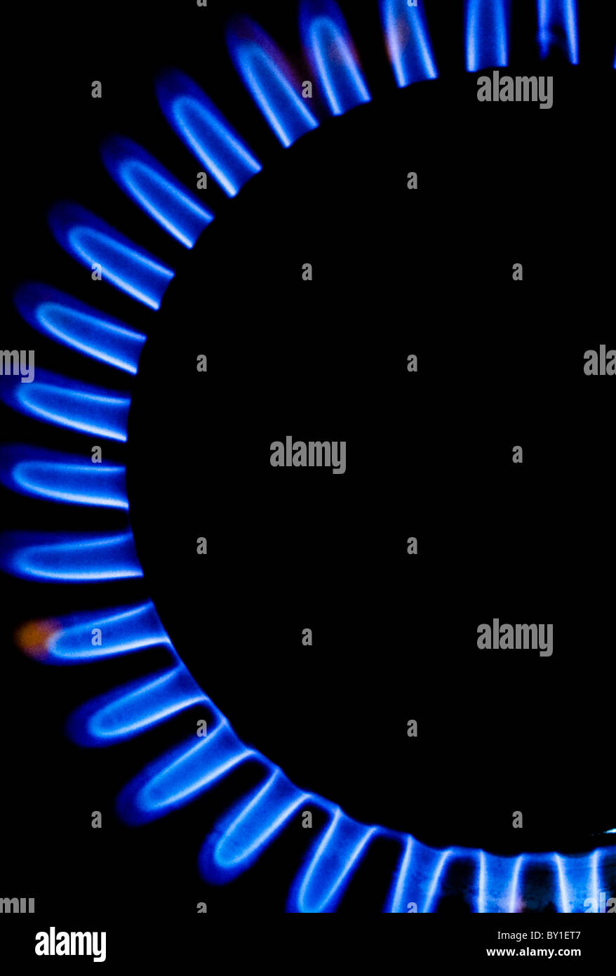 La création d'un jet de gaz-fleur bleue comme demi-cercle de flamme sur une cuisinière vitrocéramique Banque D'Images