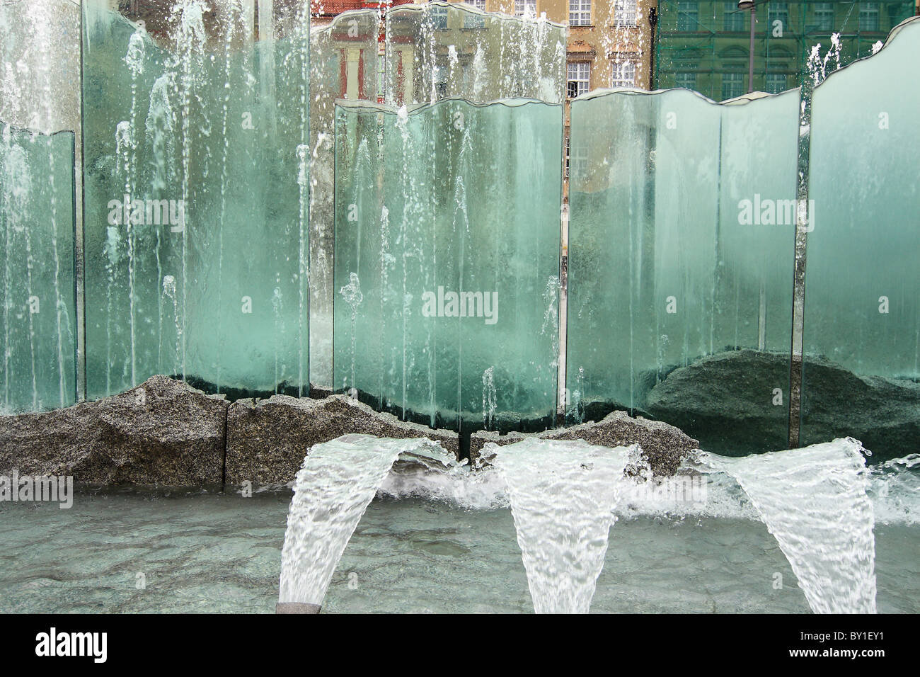 Fontaine moderne sur la place du marché de Wroclaw. La Basse Silésie, Pologne. Banque D'Images