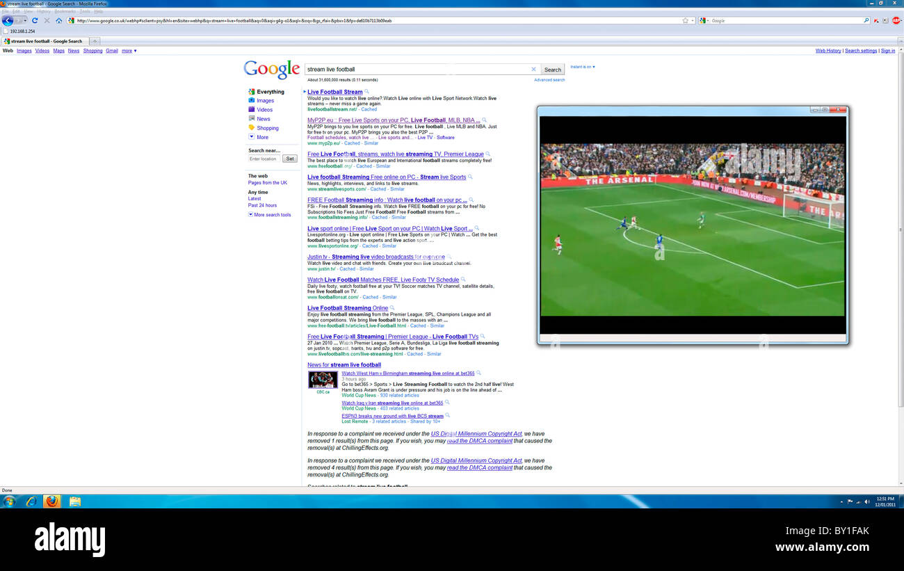 Écran d'ordinateur avec un site web streaming football en direct à côté  d'une recherche Google pour "Live Stream Football' Photo Stock - Alamy