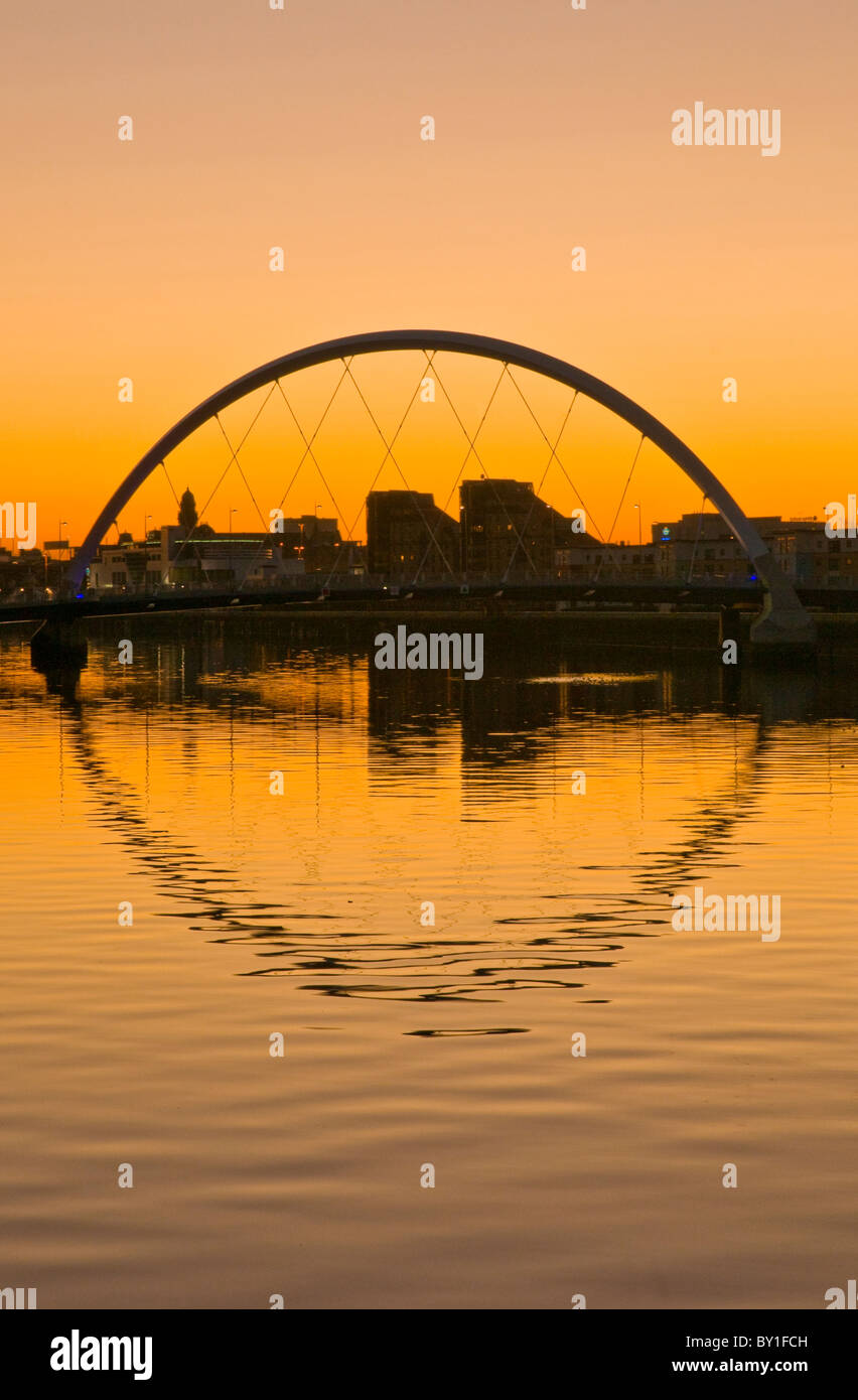 Glasgow Arc Pont sur la rivière Clyde Glasgow Ecosse au lever du soleil Banque D'Images