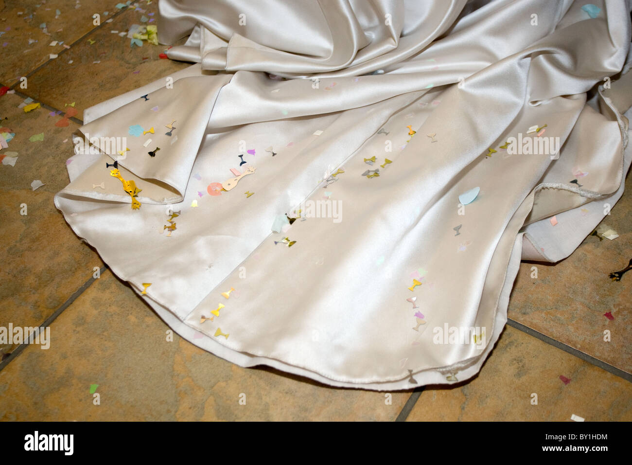 La robe de mariage de confettis sur plancher en bois Banque D'Images
