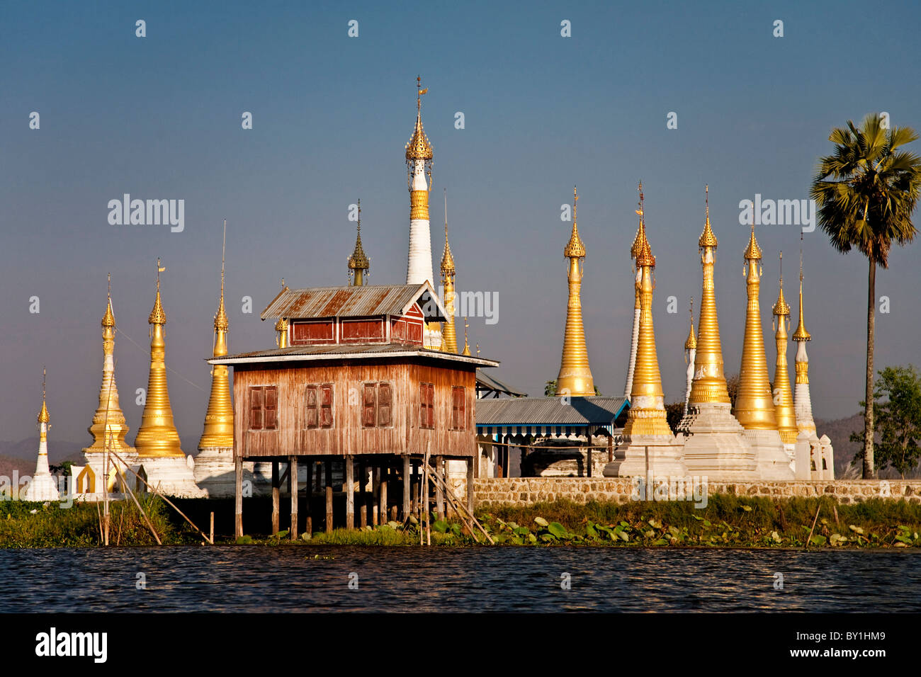 Le Myanmar, Birmanie, le lac Inle. Une collection de stupas d'or, avec leurs 'parapluie' sits (TOPS) brillant dans le soleil, au milieu Banque D'Images