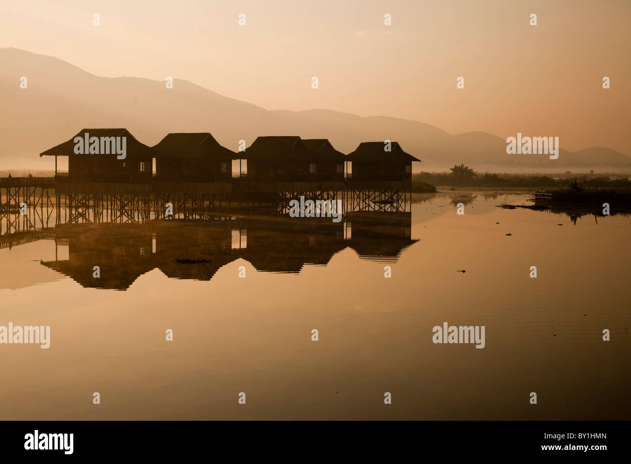Myanmar, au lac Inle. Un misty dans Golden Island Cottages, un centre de villégiature pour les touristes administré par le Pa-O, une collection de Banque D'Images Myanmar, au lac Inle. Un misty dans Golden Island Cottages, un centre de villégiature pour les touristes administré par le Pa-O, une collection de Banque D'Images