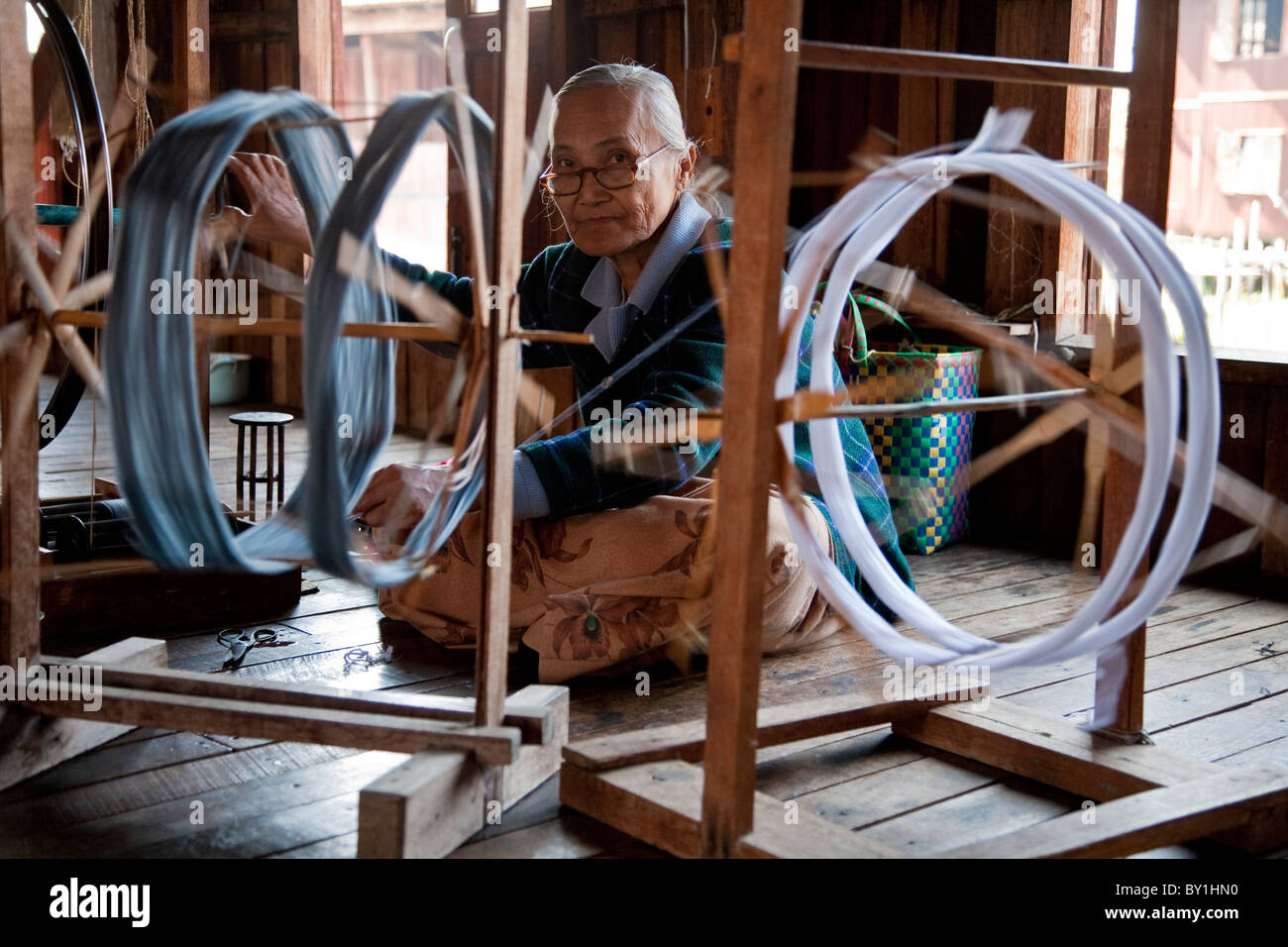 Le Myanmar, Birmanie, lac Inle. La filature de la soie dans une usine de tissage, au lac Inle. Banque D'Images