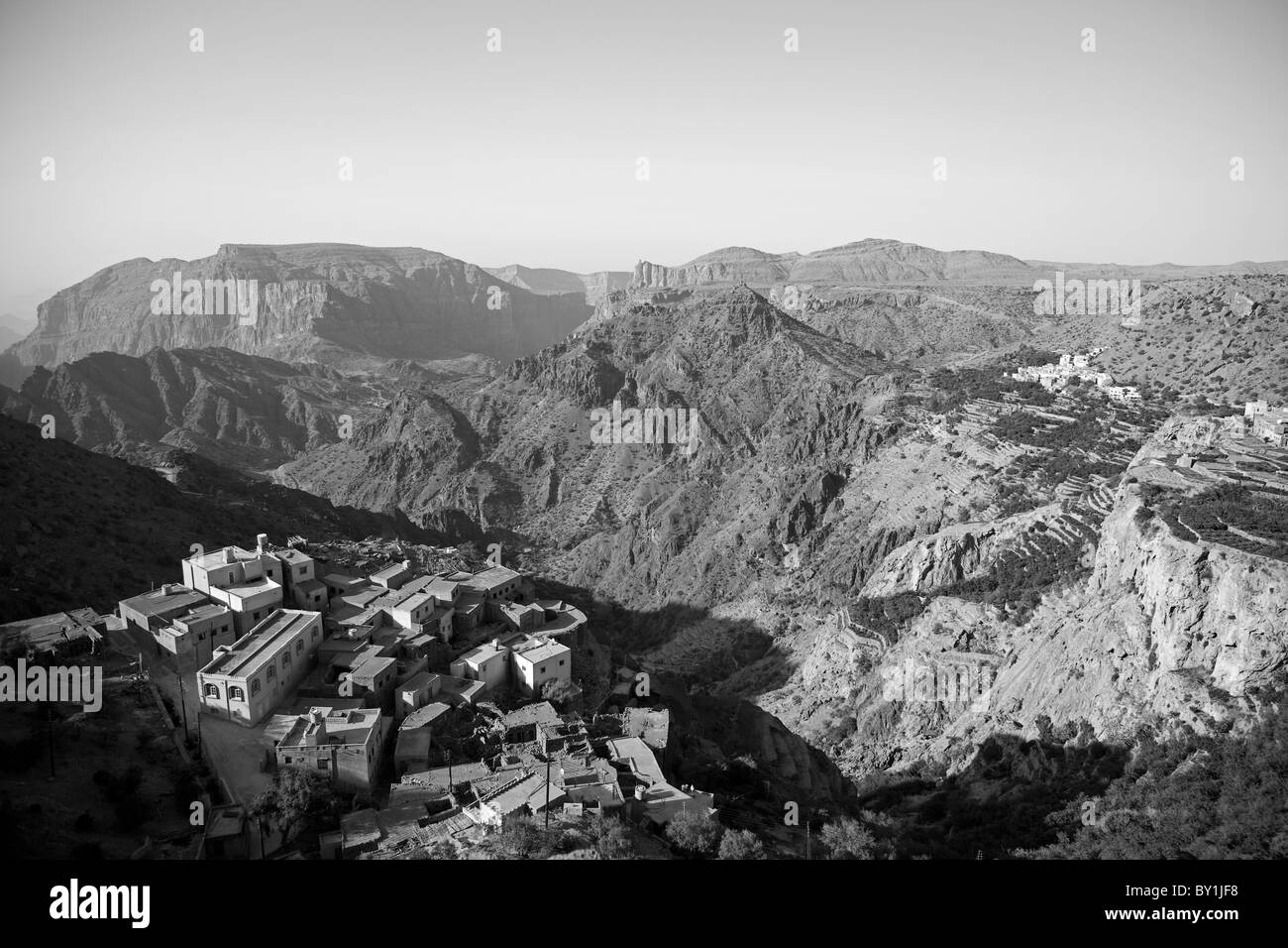 Oman, Al Jabal al Akhdar. Village moderne niché dans la montagne. Banque D'Images
