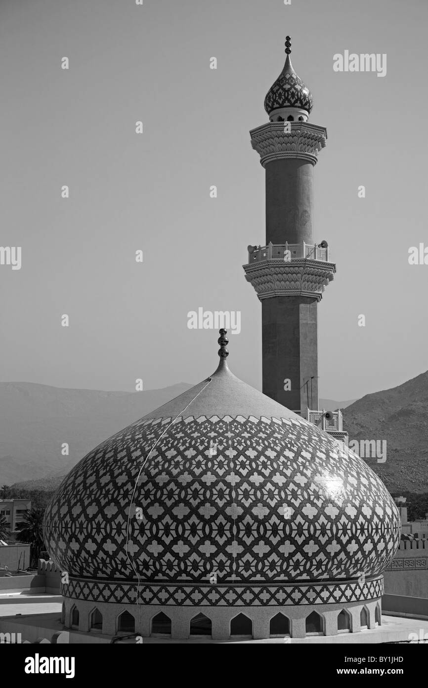 Oman, Nizwa. Le célèbre dôme et minaret de la mosquée de Nizwa sont souvent utilisés pour symboliser l'Oman. Montré ici avec la nouvelle terre cuite Banque D'Images